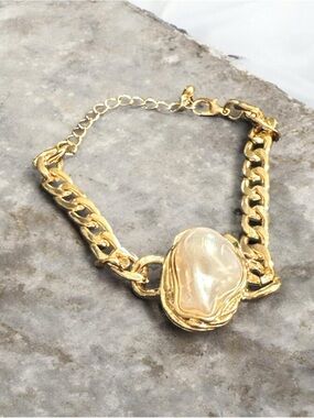 Gold Chain Bracelet with Iridescent Pearl Accent
396